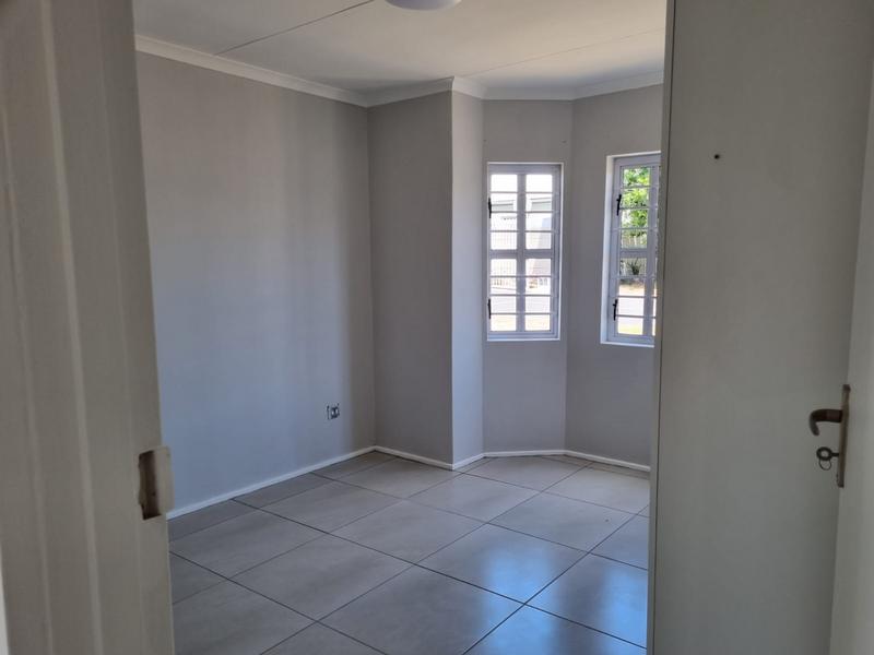 To Let 2 Bedroom Property for Rent in Oakglen Western Cape